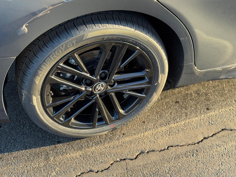 Toyota Camry Vehicle Image 5