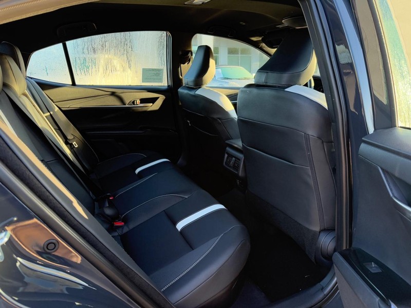 Toyota Camry Vehicle Image 6