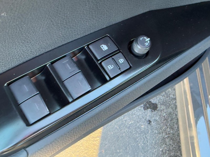 Toyota Camry Vehicle Image 10