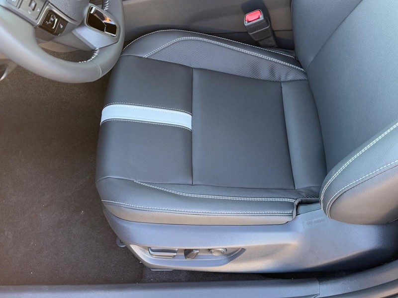 Toyota Camry Vehicle Image 11