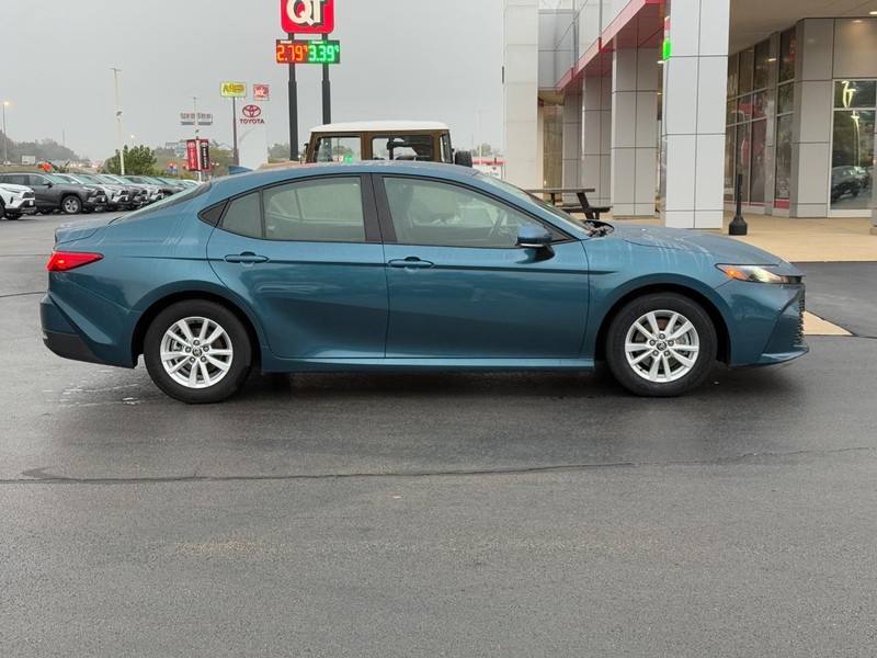 Toyota Camry Vehicle Image 2