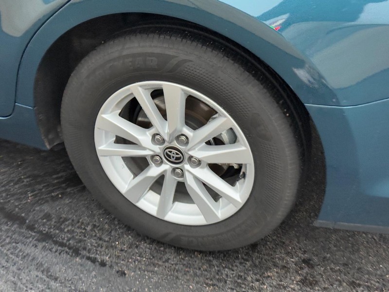 Toyota Camry Vehicle Image 8