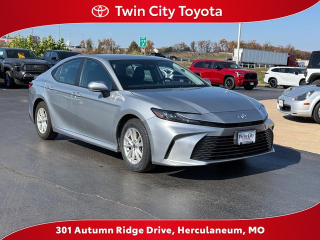 2025 Toyota Camry LE's photo