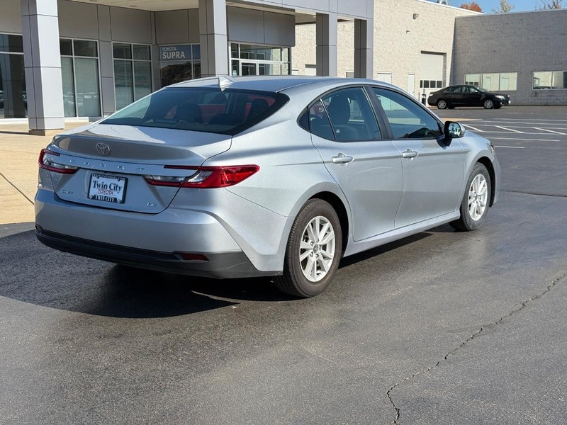 Toyota Camry Vehicle Image 3
