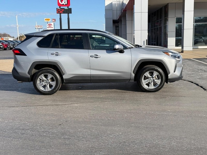 Toyota RAV4 Vehicle Image 2