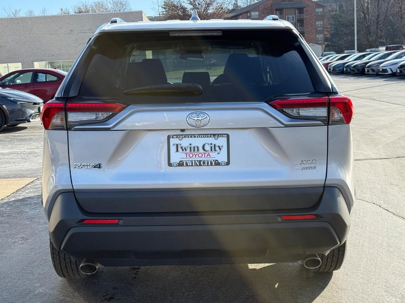 Toyota RAV4 Vehicle Image 5