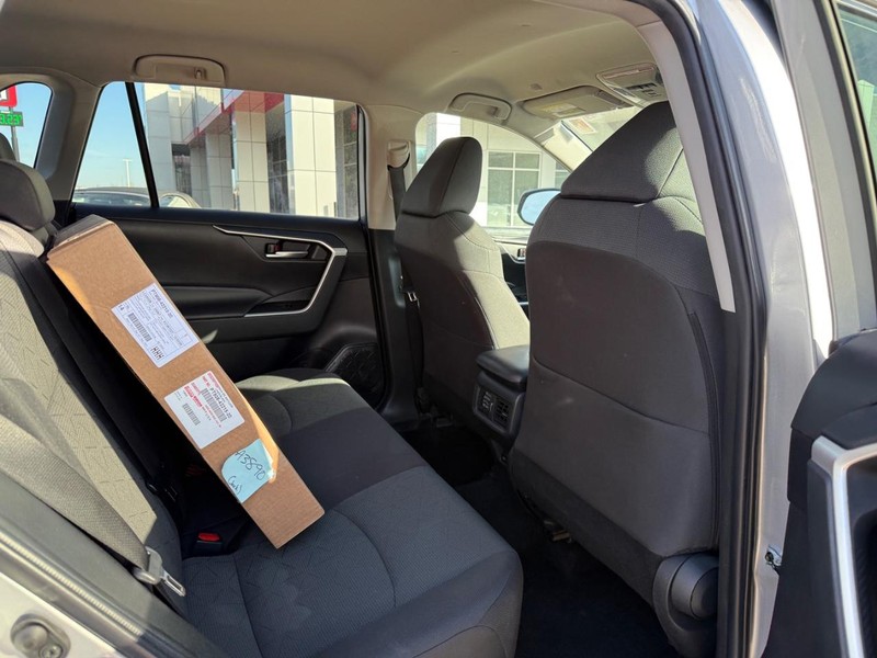 Toyota RAV4 Vehicle Image 11