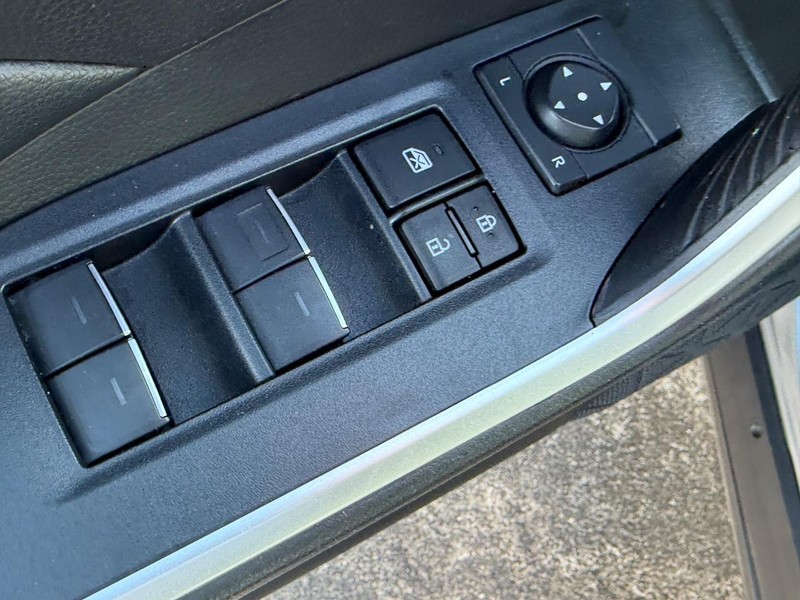 Toyota RAV4 Vehicle Image 15