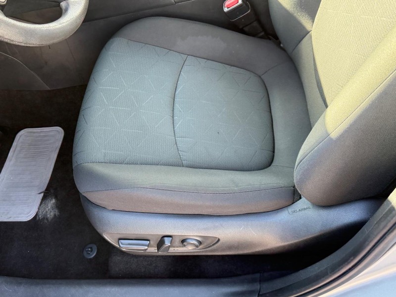 Toyota RAV4 Vehicle Image 16