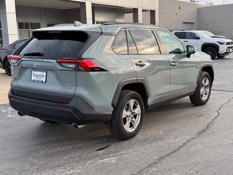 Toyota RAV4 Vehicle Image 3