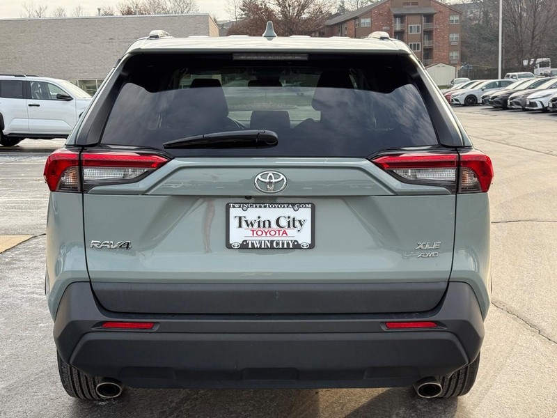 Toyota RAV4 Vehicle Image 5