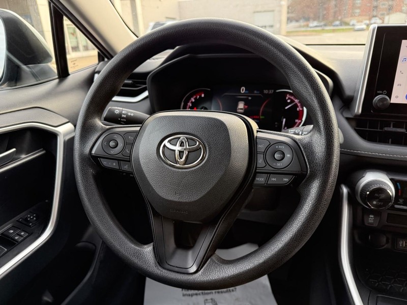 Toyota RAV4 Vehicle Image 13