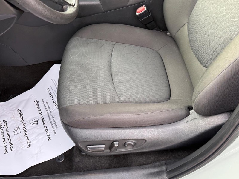 Toyota RAV4 Vehicle Image 16