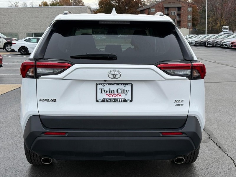 Toyota RAV4 Vehicle Image 5