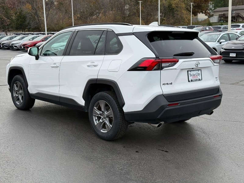 Toyota RAV4 Vehicle Image 7