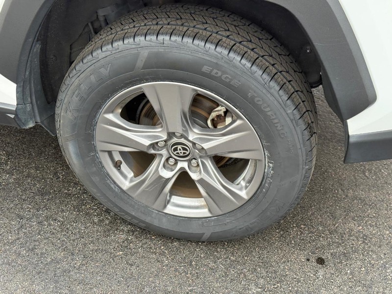 Toyota RAV4 Vehicle Image 8