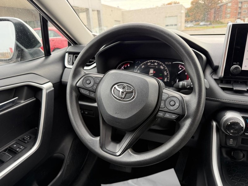 Toyota RAV4 Vehicle Image 13