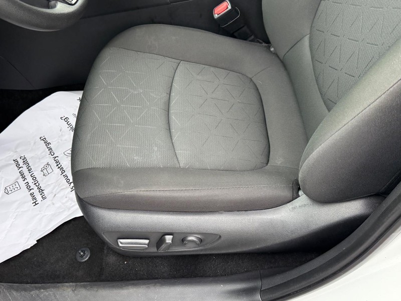 Toyota RAV4 Vehicle Image 16