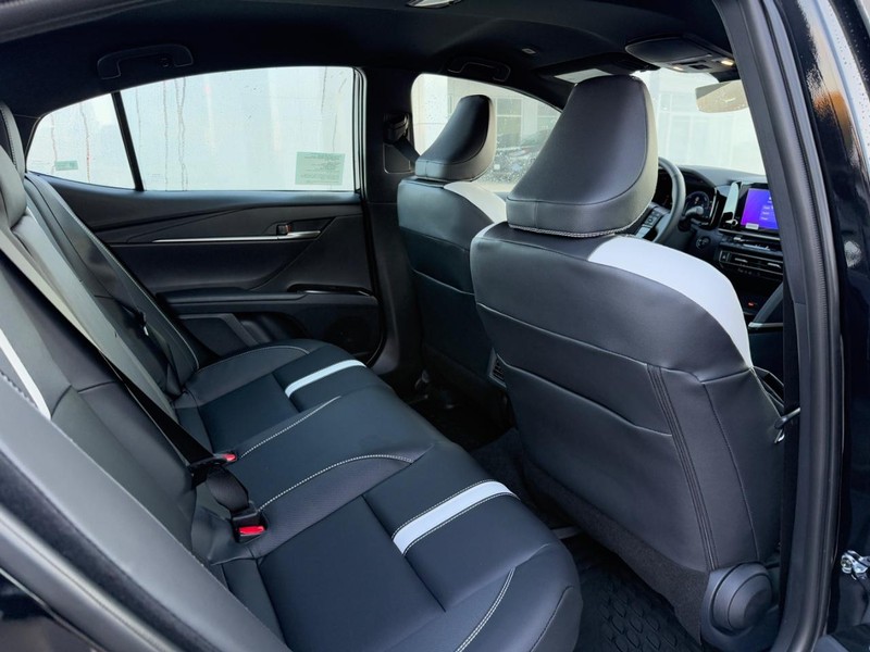 Toyota Camry Vehicle Image 6