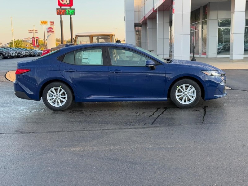 Toyota Camry Vehicle Image 2