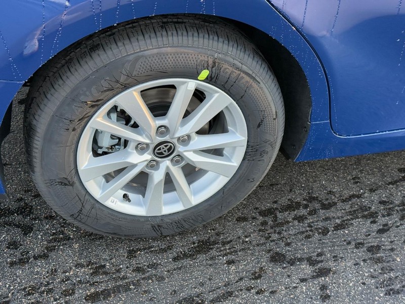 Toyota Camry Vehicle Image 5