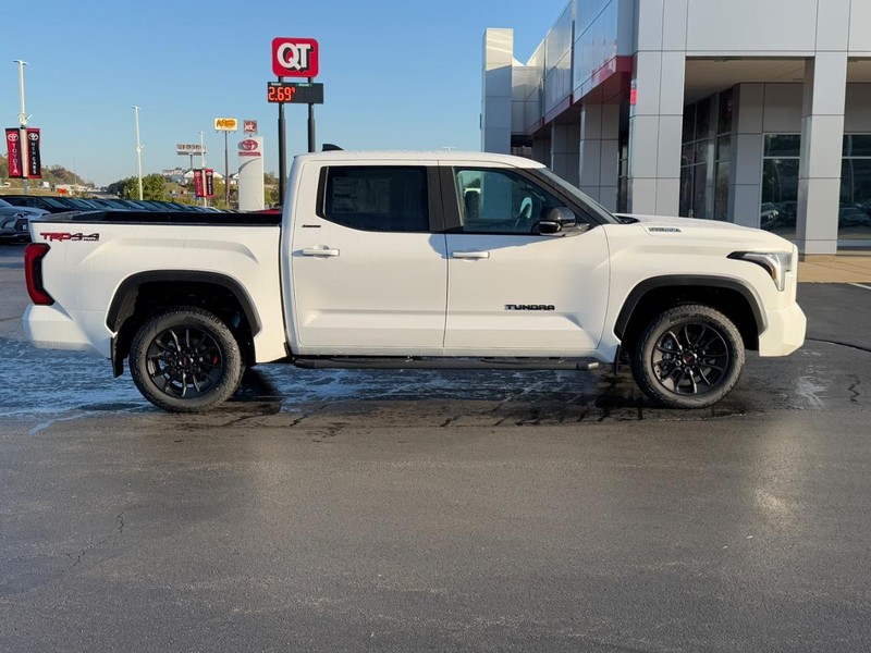 Toyota Tundra 4WD Vehicle Image 2