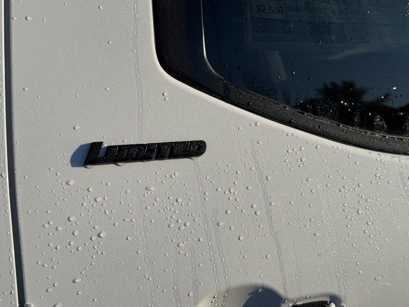 Toyota Tundra 4WD Vehicle Image 5