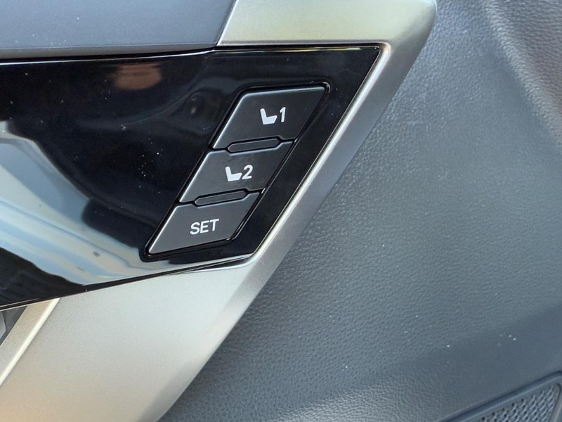 Toyota Tundra 4WD Vehicle Image 11