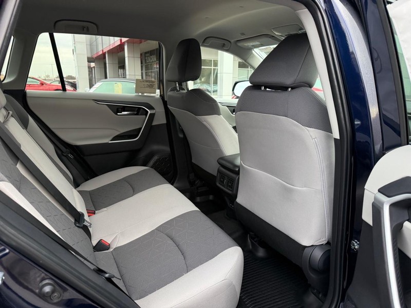 Toyota RAV4 Vehicle Image 6