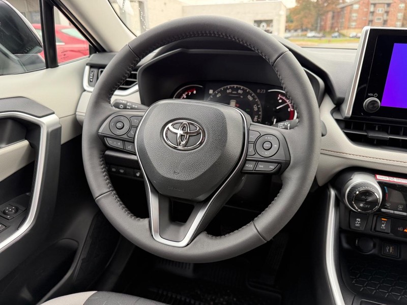 Toyota RAV4 Vehicle Image 8