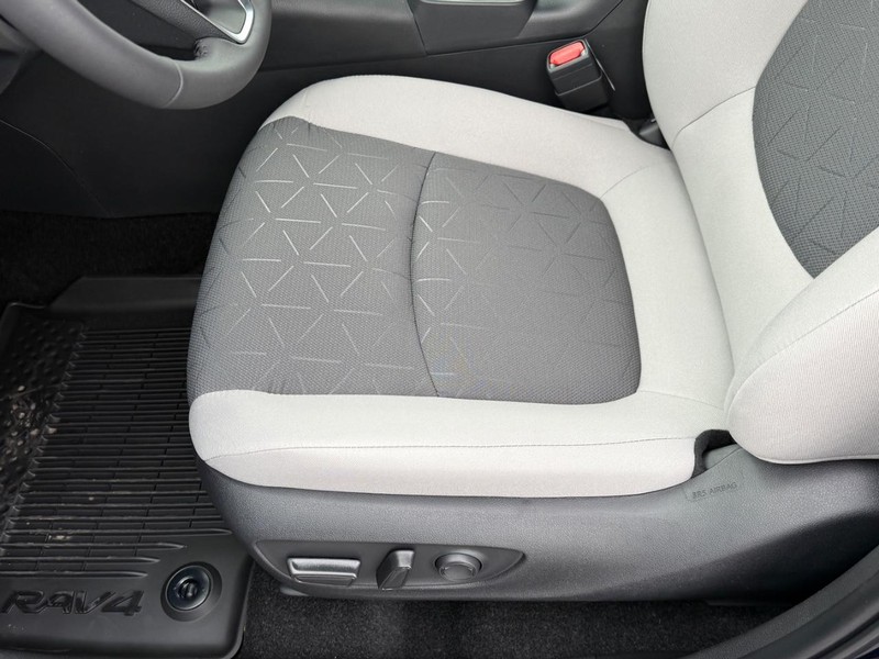 Toyota RAV4 Vehicle Image 11