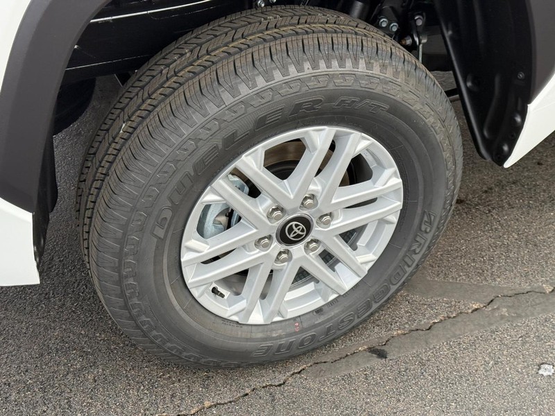 Toyota Tundra 4WD Vehicle Image 4