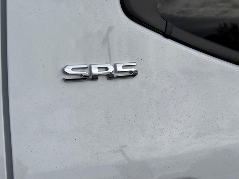 Toyota Tundra 4WD Vehicle Image 5