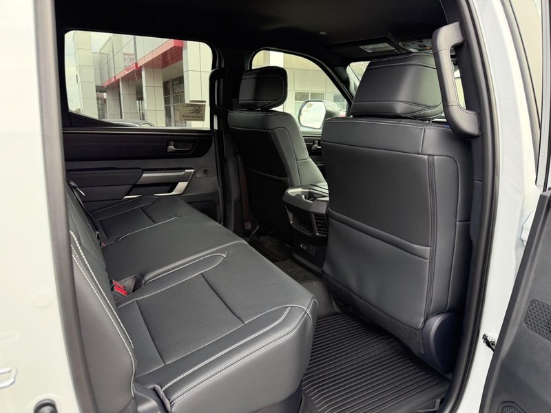 Toyota Tundra 4WD Vehicle Image 6