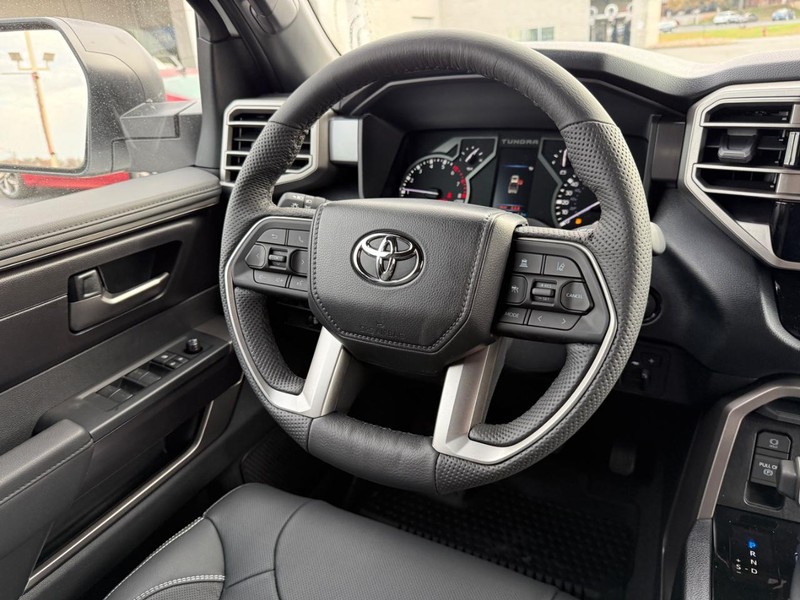 Toyota Tundra 4WD Vehicle Image 8