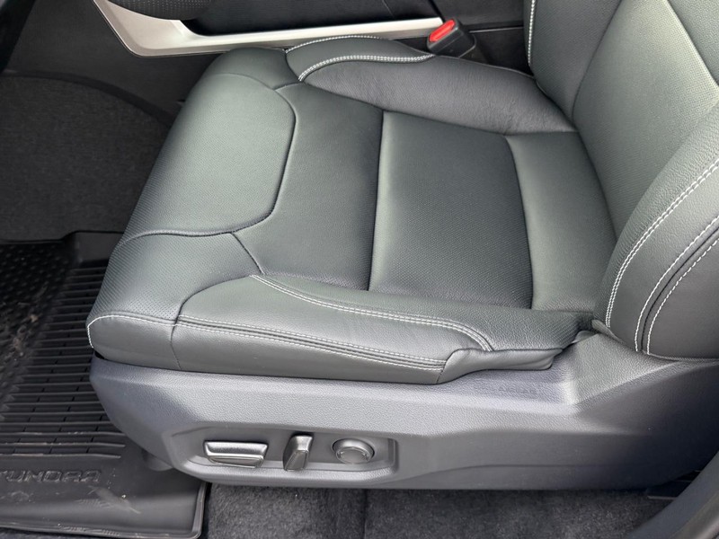 Toyota Tundra 4WD Vehicle Image 11