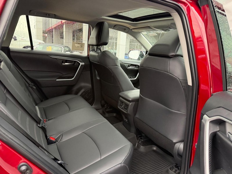 Toyota RAV4 Vehicle Image 6