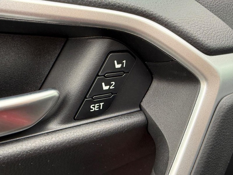 Toyota RAV4 Vehicle Image 11