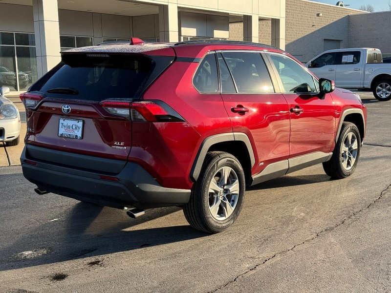 Toyota RAV4 Vehicle Image 3