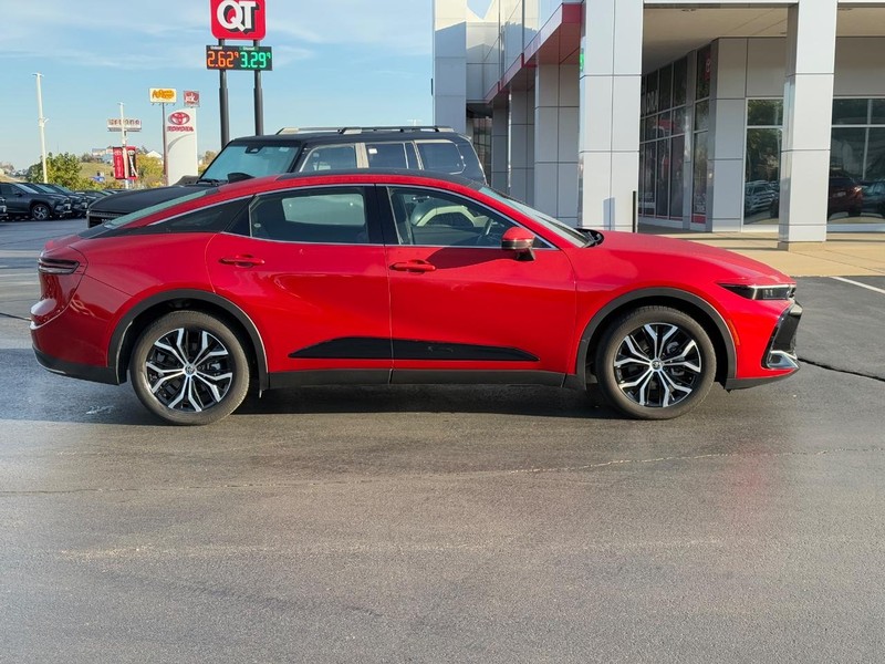 Toyota Crown Vehicle Image 2