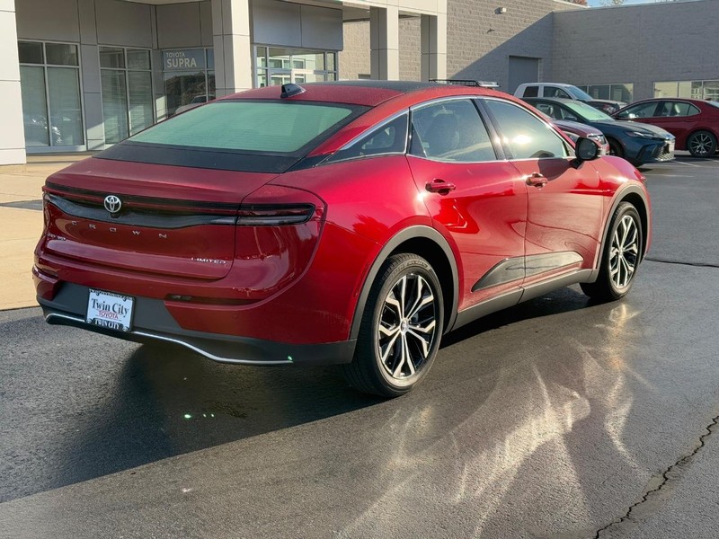 Toyota Crown Vehicle Image 3