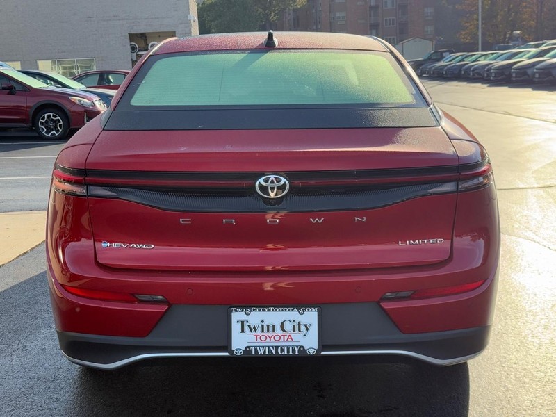 Toyota Crown Vehicle Image 4