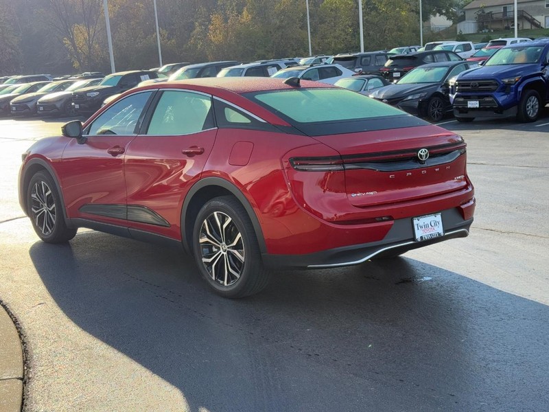 Toyota Crown Vehicle Image 6