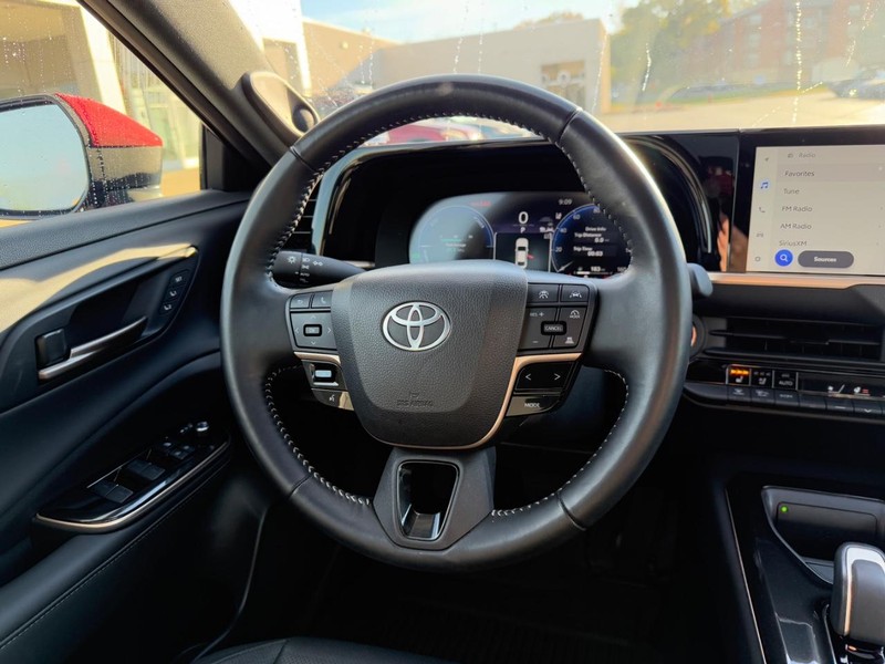 Toyota Crown Vehicle Image 12