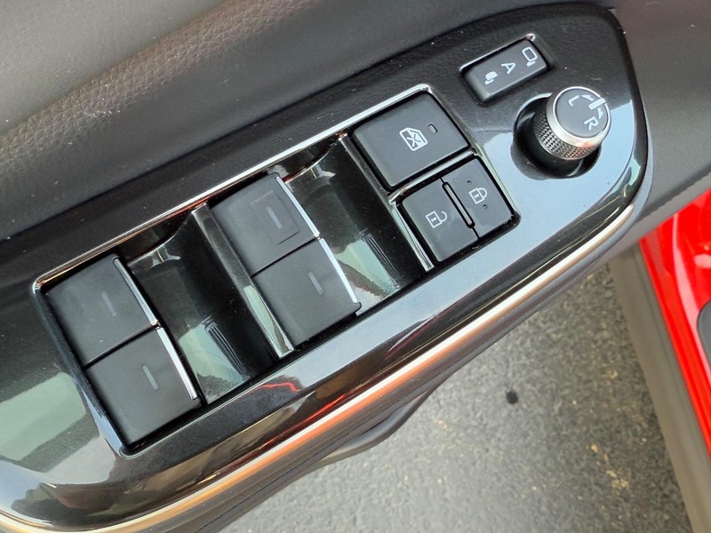 Toyota Crown Vehicle Image 14