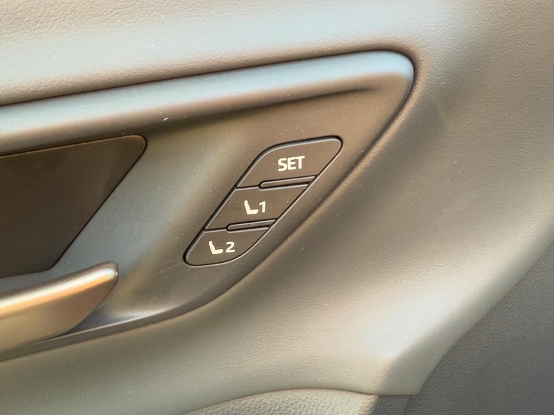 Toyota Crown Vehicle Image 15