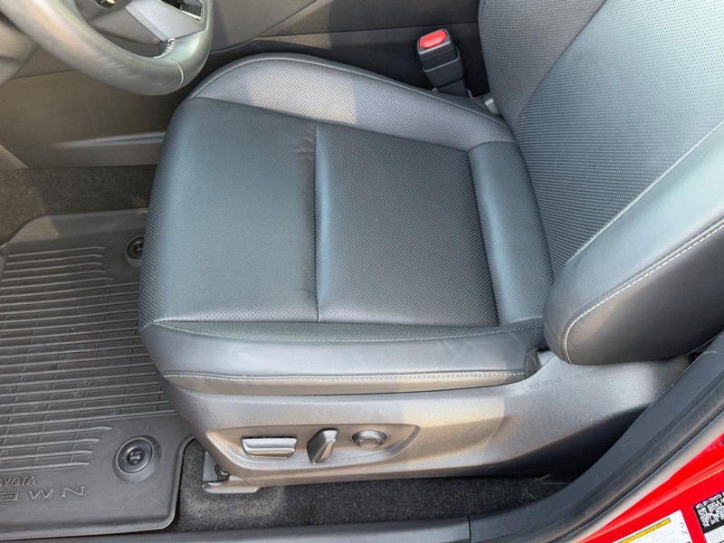 Toyota Crown Vehicle Image 16