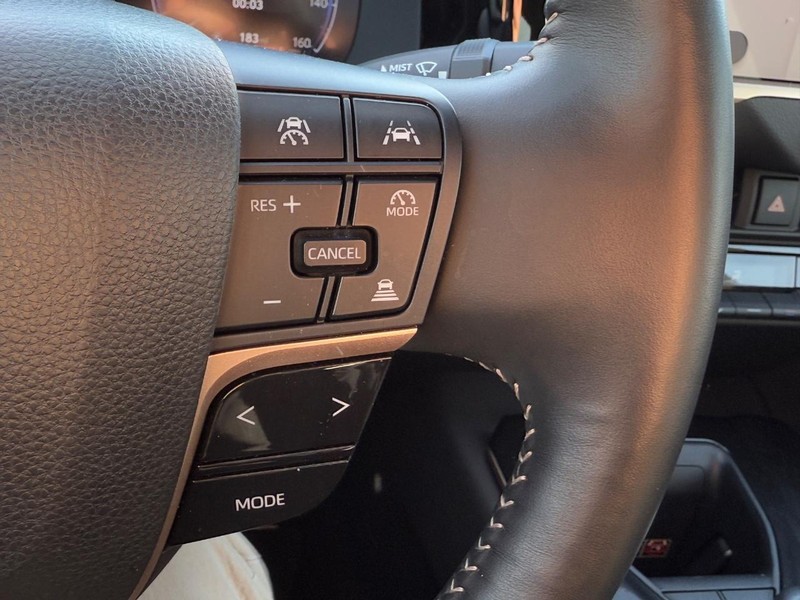 Toyota Crown Vehicle Image 18