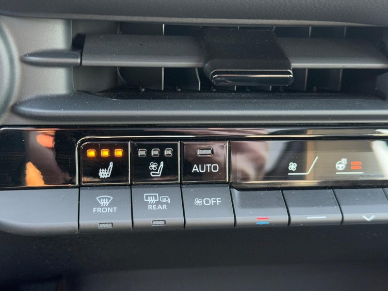 Toyota Crown Vehicle Image 22