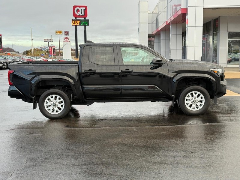 Toyota Tacoma 4WD Vehicle Image 2